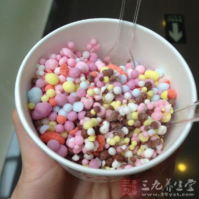 晚上吃甜食容易出現口腔問題