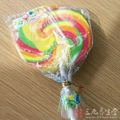 晚上進食本就會造成肥胖，而甜食會加重肥胖
