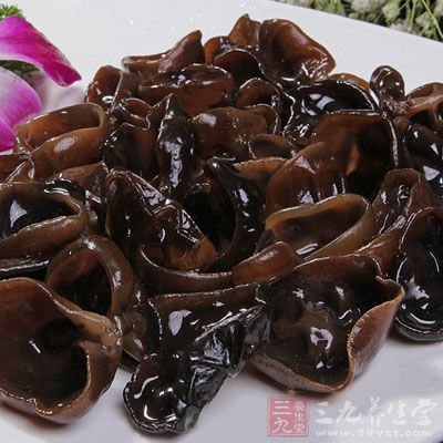 但木耳性味甘平，滋潤利腸，故大便不實者忌用。如鴨肉與木耳同食會引起腸胃不適，導致腹痛腹瀉