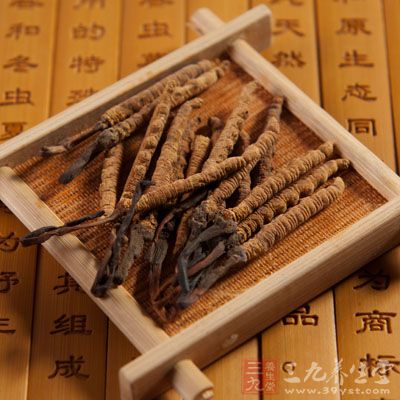 冬蟲夏草：鴨肉和冬蟲夏草搭配食用，比較適用於虛勞咳喘，自汗盜汗，陽痿遺精，腰膝軟弱，久虛等症