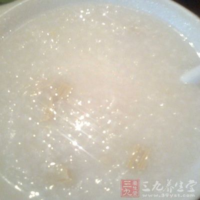 把煮粥所需的食材准備好