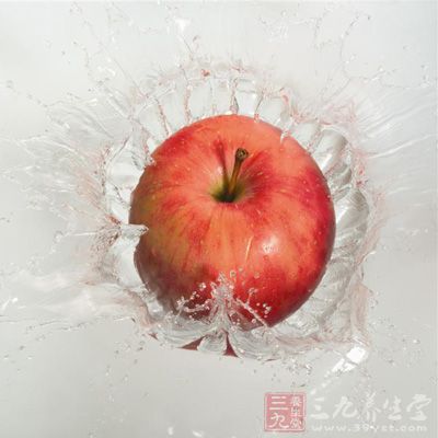 蘋果過水浸濕後,在表皮放一點鹽 蘋果過水浸濕後,在表皮放一點鹽
