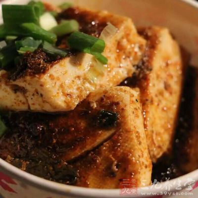 豆腐裡含有高蛋白，也被稱作是“植物肉”