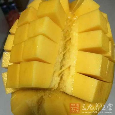 芒果中含有大量的維生素，因此經常食用芒果，可以起到滋潤肌膚的作用