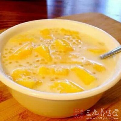 撈出西米加鮮搾的芒果汁跟果肉即可