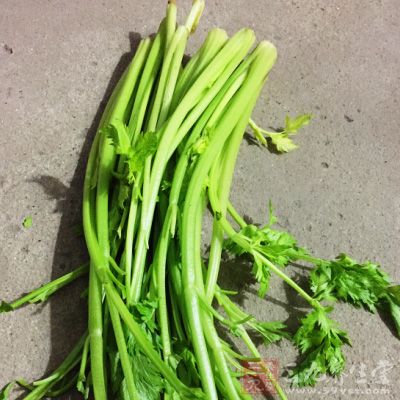芒果燴西芹原料：西芹