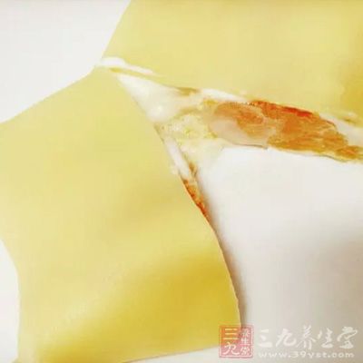 面皮徹底晾涼後，中間放一勺打發奶油，加一塊芒果塊，面上在蓋一層奶油四邊交疊翻面即可