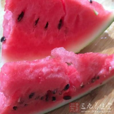 坐月子不能吃什麼:寒涼蔬果,如西瓜 坐月子不能吃什麼:寒涼蔬果,如西瓜