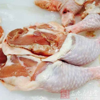 傳統上坐月子煮的麻油雞多半食用母雞 傳統上坐月子煮的麻油雞多半食用母雞