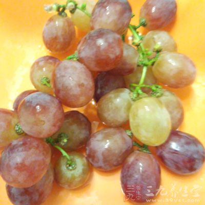 葡萄含鐵量較高,所以可補血 葡萄含鐵量較高,所以可補血