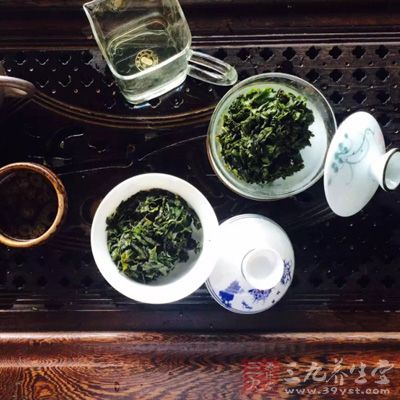 有些媽媽對飲茶情有獨鐘,以致於坐月子控制不住茶瘾就要喝上一兩杯 有些媽媽對飲茶情有獨鐘,以致於坐月子控制不住茶瘾就要喝上一兩杯