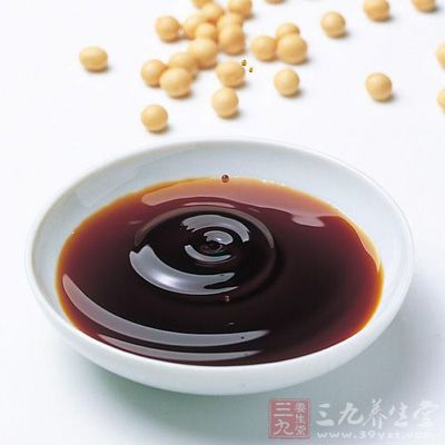 醬油的主要原料是大豆,大豆及其制品因富含硒等礦物質而有防癌的效果 醬油的主要原料是大豆,大豆及其制品因富含硒等礦物質而有防癌的效果