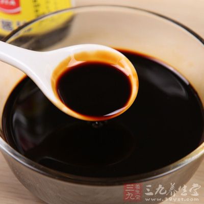 醬油中鹽分比較大,過多的食用的話會導致人體血液循環不順暢 醬油中鹽分比較大,過多的食用的話會導致人體血液循環不順暢