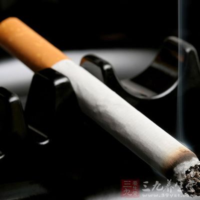 香煙中的尼古丁等有害成分能刺激血管壁而加重血管炎症，應戒除
