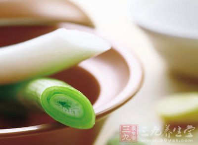 盡量購買冷藏的蔥,在清洗時要先清除蔥外皮,再用大量流動的水進行沖洗 盡量購買冷藏的蔥,在清洗時要先清除蔥外皮,再用大量流動的水進行沖洗