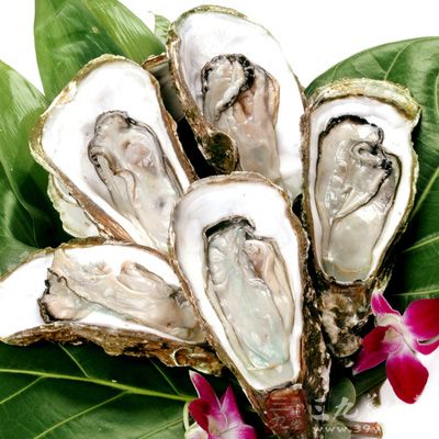 生蚝中鈣含量接近牛奶，鐵含量為牛奶的21倍，食後有助於骨骼、牙齒生長
