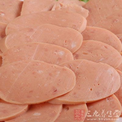 在火腿腸中加入著色劑、防腐劑等化學制劑