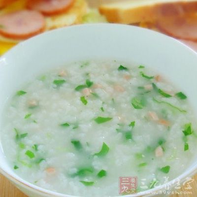 雞蛋磕到碗裡,攪勻倒入慢慢倒入鍋中 雞蛋磕到碗裡,攪勻倒入慢慢倒入鍋中