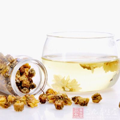 每日餐後，用五、六朵杭菊花沖泡飲服，能解渴生津