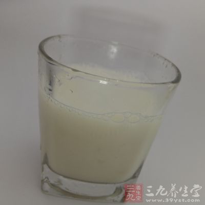 有些人早上起來的第一件事就是喝牛奶