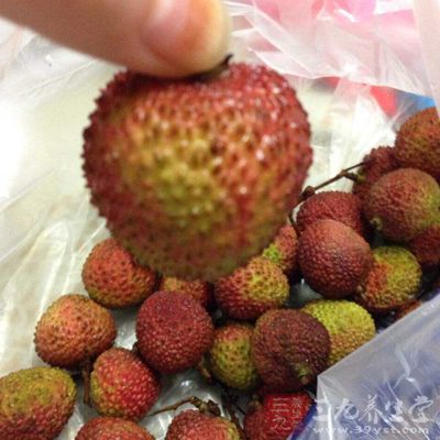 像荔枝、橘子這樣的溫性食物，如果吃多的話還會上火