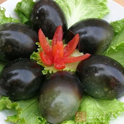 皮蛋裡含鉛，很多人都是知道的，由於小孩子正是處於身體發育階段，因此盡量少吃皮蛋