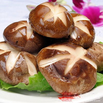 香菇洗淨、去蒂，每朵對切成4等份後瀝干水分