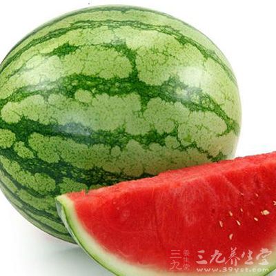 另外還要注意的是,千萬不要吃冰鎮西瓜 另外還要注意的是,千萬不要吃冰鎮西瓜