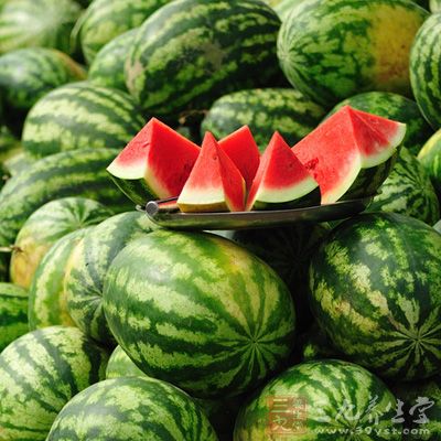 口腔潰瘍者若多吃西瓜,會使體內所需正常水分通過西瓜的利尿作用排出一些 口腔潰瘍者若多吃西瓜,會使體內所需正常水分通過西瓜的利尿作用排出一些