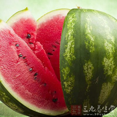 如果吃打開時間過久、已被病菌污染的西瓜,就會導致胃腸道傳染病 如果吃打開時間過久、已被病菌污染的西瓜,就會導致胃腸道傳染病