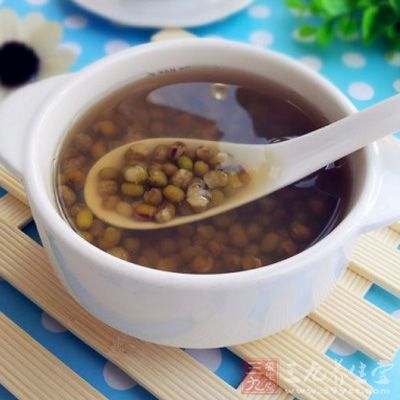 綠豆是豆類食物中的一種，而豆類食物最“臭名昭著”的一點就是難以被腸胃消化