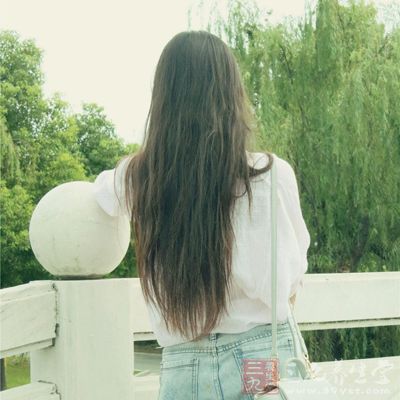 其實碘攝入過多的話，也是會引起甲狀腺腫大的