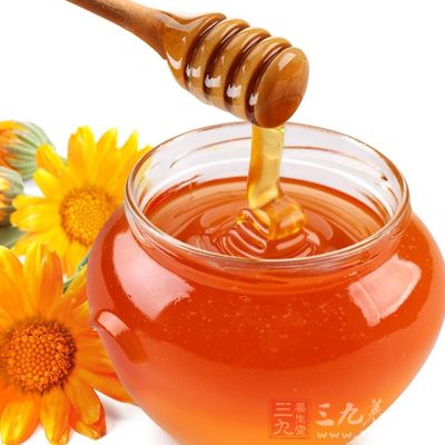 蜂蜜中不但含有肝細胞易於吸收的葡萄糖,而且還能促進組織的新陳代謝 蜂蜜中不但含有肝細胞易於吸收的葡萄糖,而且還能促進組織的新陳代謝