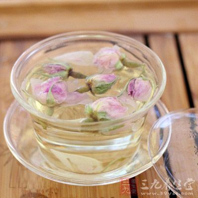 女性常用月季花瓣泡水當茶飲