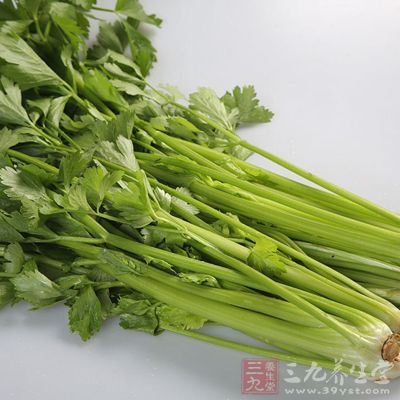 吃一些具有降血壓作用和降血脂作用的食物如芹菜