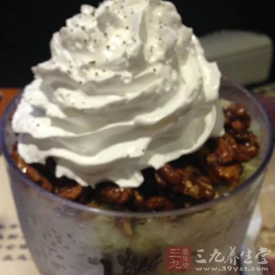於是很多人都喜歡吃些冰鎮食物來消暑解熱