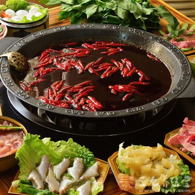 吃火鍋時,火鍋肉要切薄、煮熟 吃火鍋時,火鍋肉要切薄、煮熟