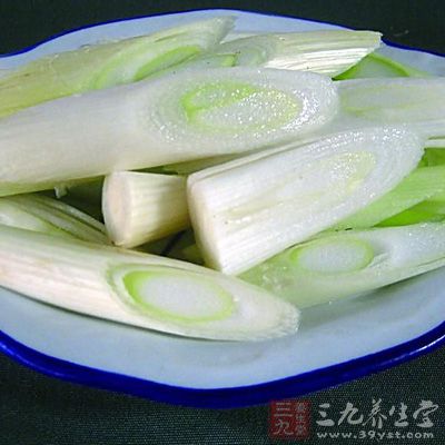 大蔥具有刺激身體汗腺,達到發汗散熱之作用;蔥油可以刺激上呼吸道 大蔥具有刺激身體汗腺,達到發汗散熱之作用;蔥油可以刺激上呼吸道