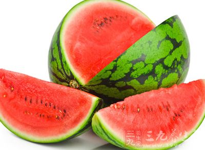 在這樣炎熱的夏季來上一個冰鎮的西瓜真的是太享受了 在這樣炎熱的夏季來上一個冰鎮的西瓜真的是太享受了