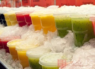 經常吃那些冰淇淋、冰鎮飲料的女性會使自己的胃著涼 經常吃那些冰淇淋、冰鎮飲料的女性會使自己的胃著涼