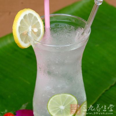 當體溫上升時,時大量吃冷飲對消化道是一個強冷刺激 當體溫上升時,時大量吃冷飲對消化道是一個強冷刺激