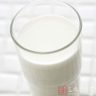 牛奶作為最古老的天然飲料之一,素有“白色血液”的美譽 牛奶作為最古老的天然飲料之一,素有“白色血液”的美譽