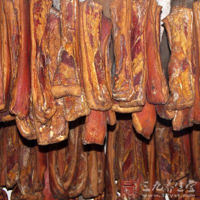 過鹹的食物,如腌制品,其含鹽分多 過鹹的食物,如腌制品,其含鹽分多