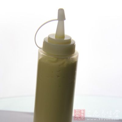 把香蕉切成小塊,然後,拌上沙拉醬 把香蕉切成小塊,然後,拌上沙拉醬