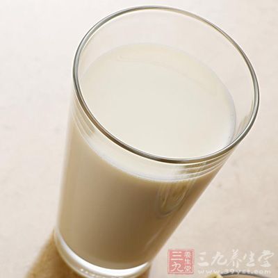 青年女性喝豆漿，可以美白養顏淡化暗瘡