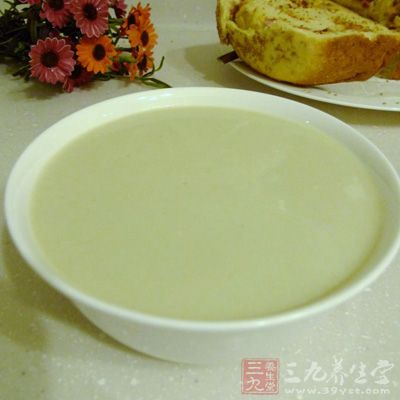 豆漿中未熟透的皂甙進入人體會出現惡心、腹痛