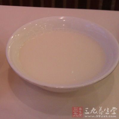 豆漿可以起到補充水分，提供營養的作用