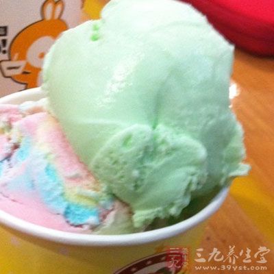 很多人會吃冰淇淋來消暑解熱 很多人會吃冰淇淋來消暑解熱