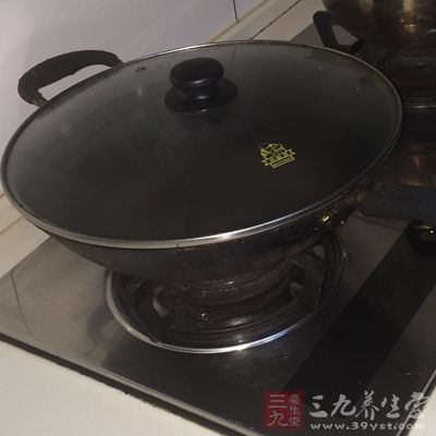 很多人都是等到鍋裡的油冒煙才下鍋放食材