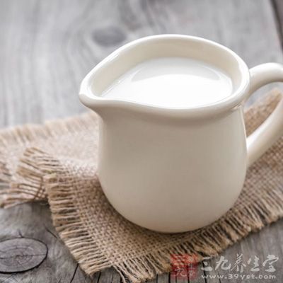塗抹發酵牛奶,按摩一分鐘 塗抹發酵牛奶,按摩一分鐘